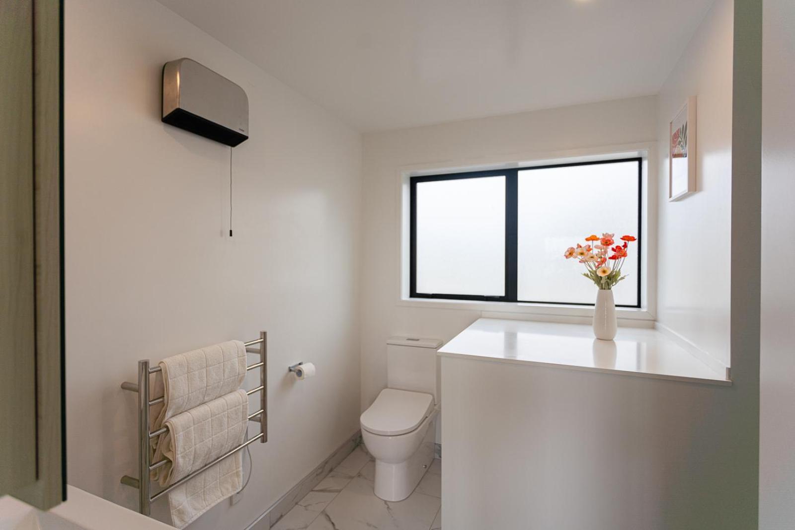 Modern 2 Bedroom Townhouse In Cbd With Parking! Sleeps 5 Крайстчърч Екстериор снимка