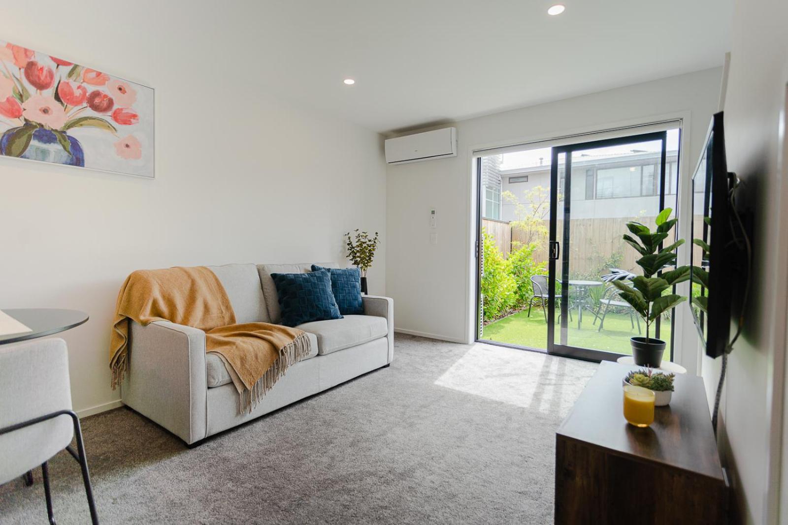 Modern 2 Bedroom Townhouse In Cbd With Parking! Sleeps 5 Крайстчърч Екстериор снимка