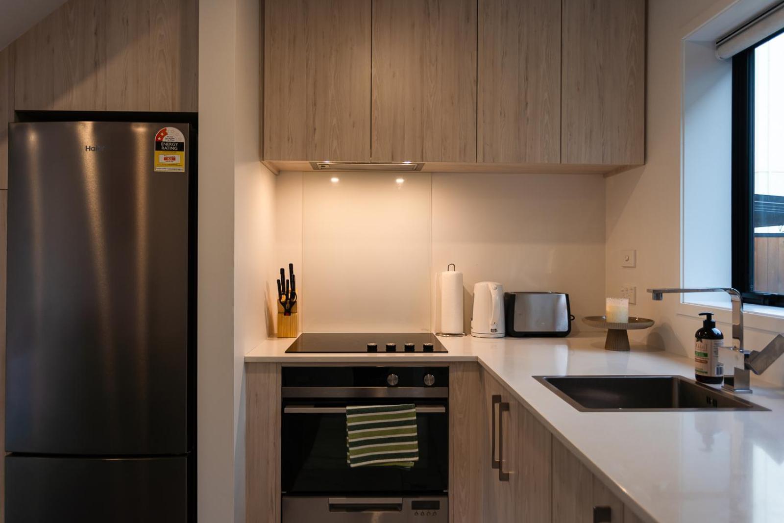 Modern 2 Bedroom Townhouse In Cbd With Parking! Sleeps 5 Крайстчърч Екстериор снимка