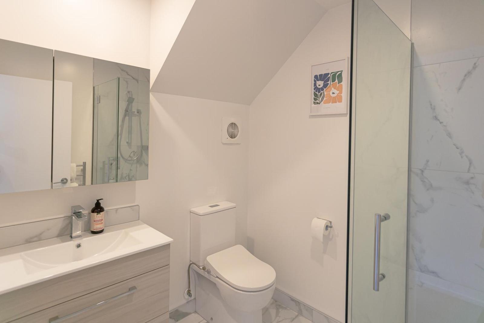 Modern 2 Bedroom Townhouse In Cbd With Parking! Sleeps 5 Крайстчърч Екстериор снимка