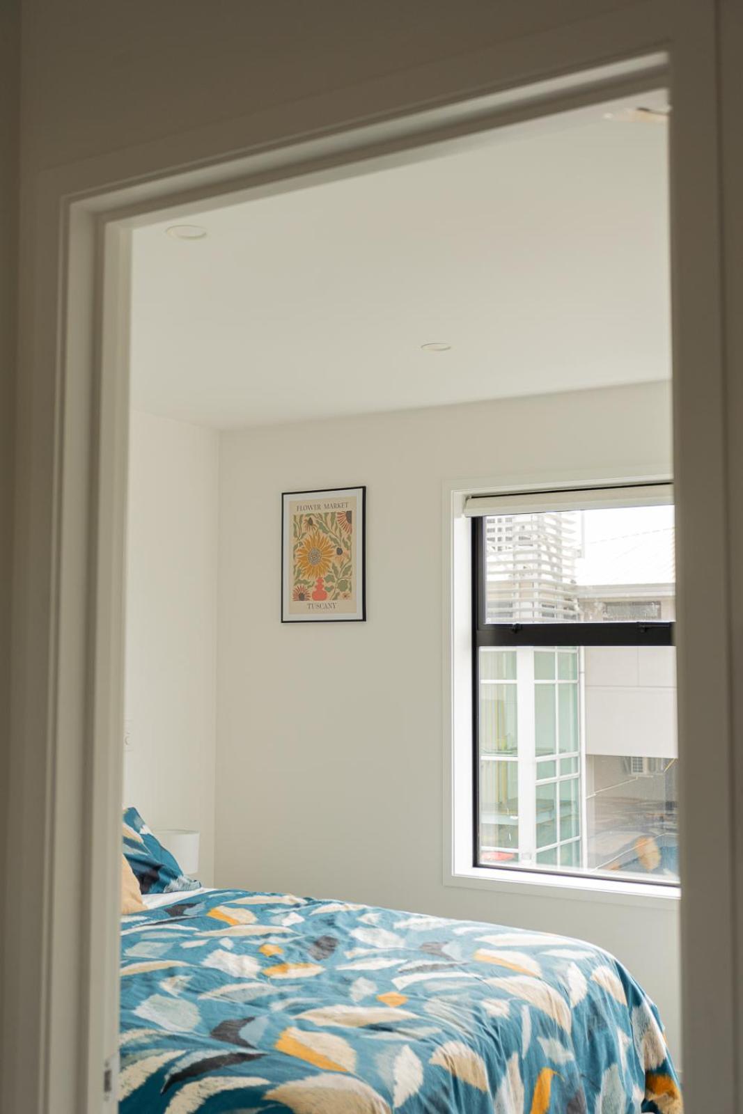 Modern 2 Bedroom Townhouse In Cbd With Parking! Sleeps 5 Крайстчърч Екстериор снимка