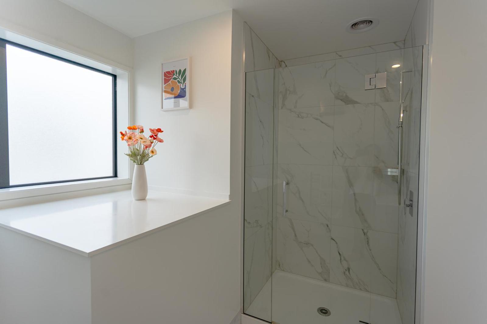 Modern 2 Bedroom Townhouse In Cbd With Parking! Sleeps 5 Крайстчърч Екстериор снимка
