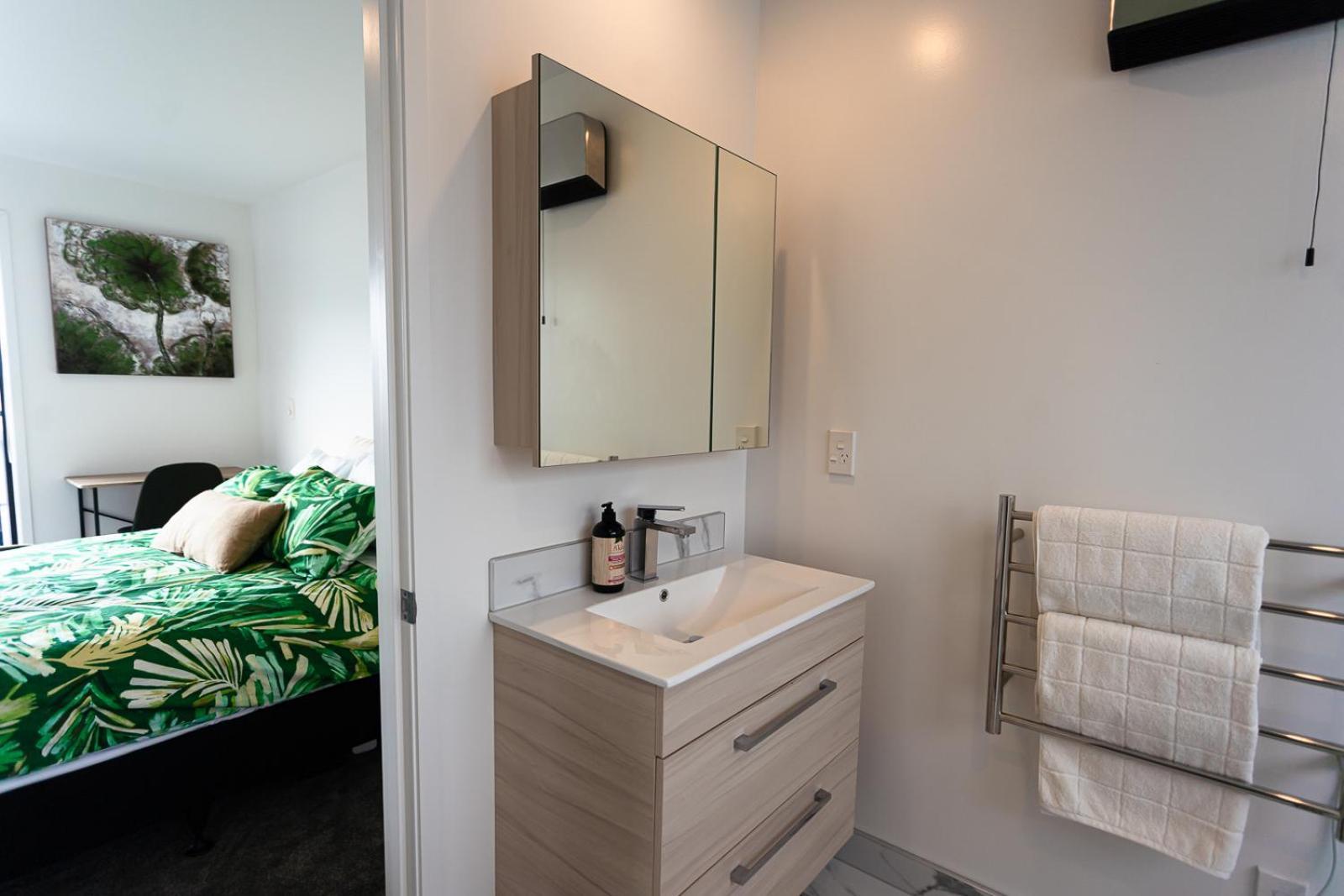 Modern 2 Bedroom Townhouse In Cbd With Parking! Sleeps 5 Крайстчърч Екстериор снимка