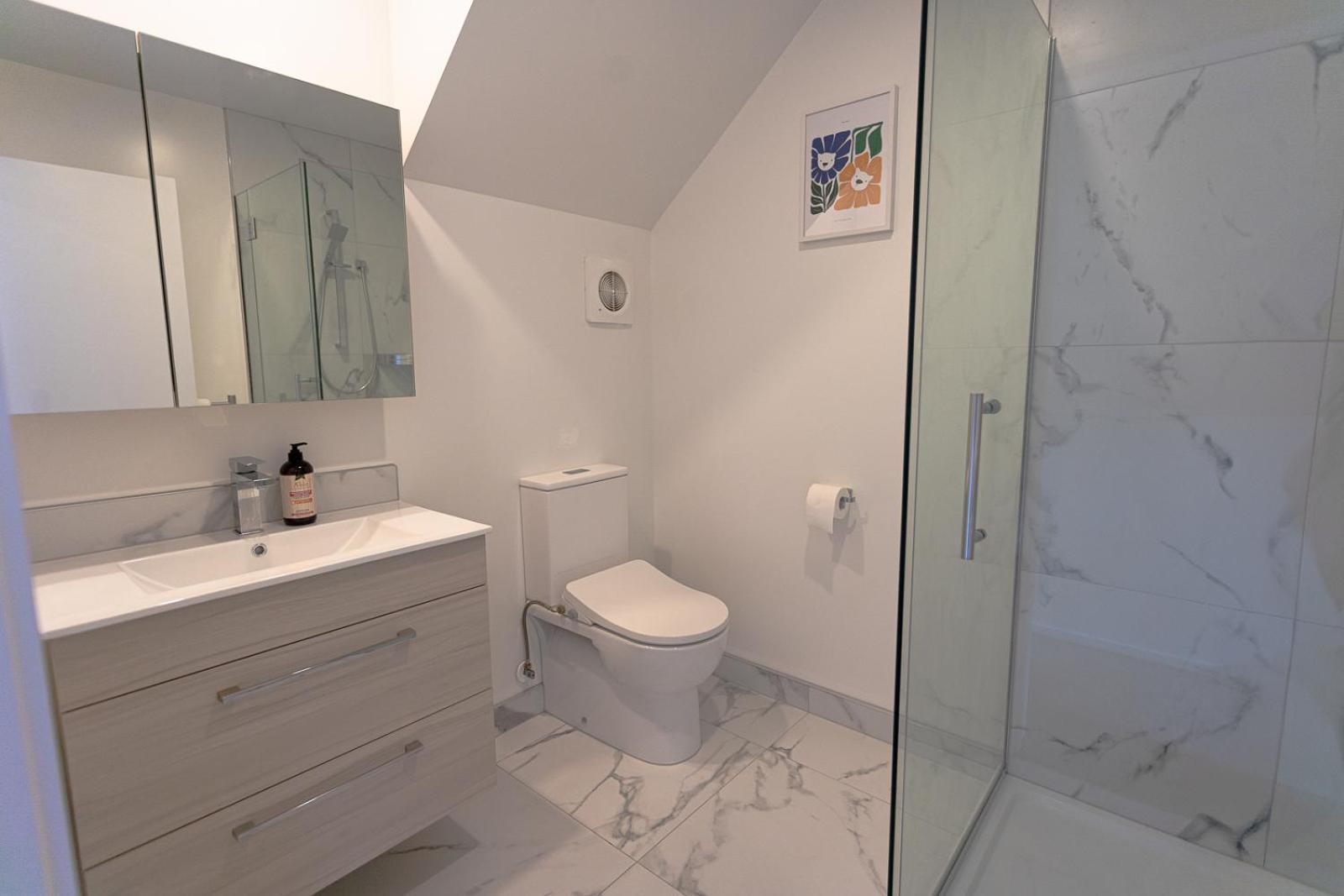 Modern 2 Bedroom Townhouse In Cbd With Parking! Sleeps 5 Крайстчърч Екстериор снимка